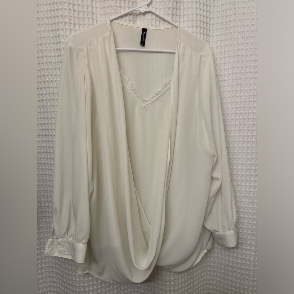 White blouse with lace detain